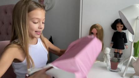 Video - Unboxing with Anna 01